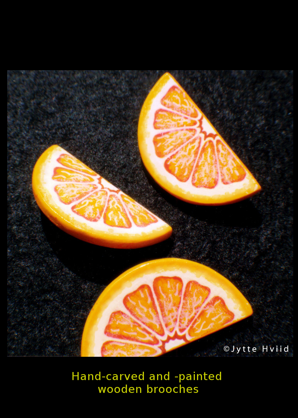 Wooden hand painted brooches ©Jytte Hviid